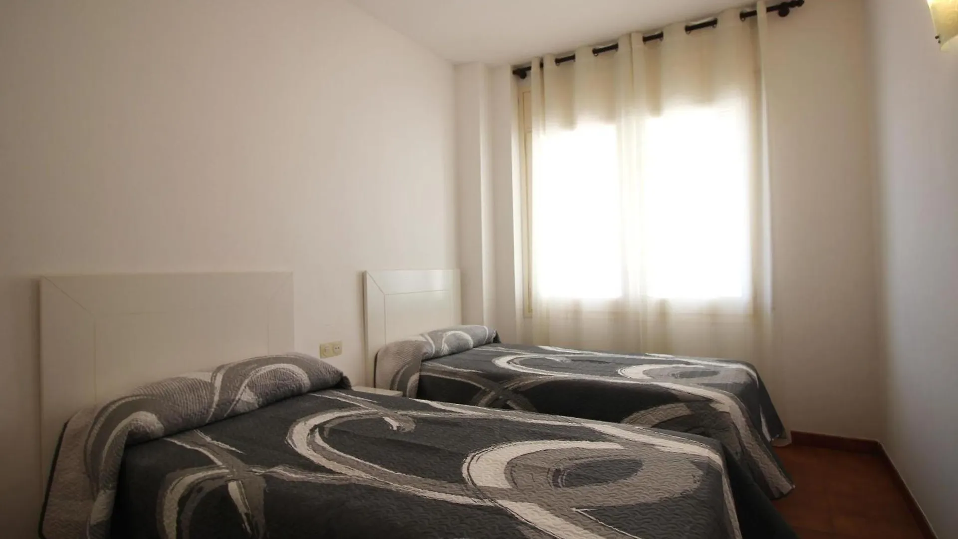 Apartamento En El Port De La Selva: Planta Baja, Terraza Y Wifi A Metros De La Playa - Es-228-52 0*,
